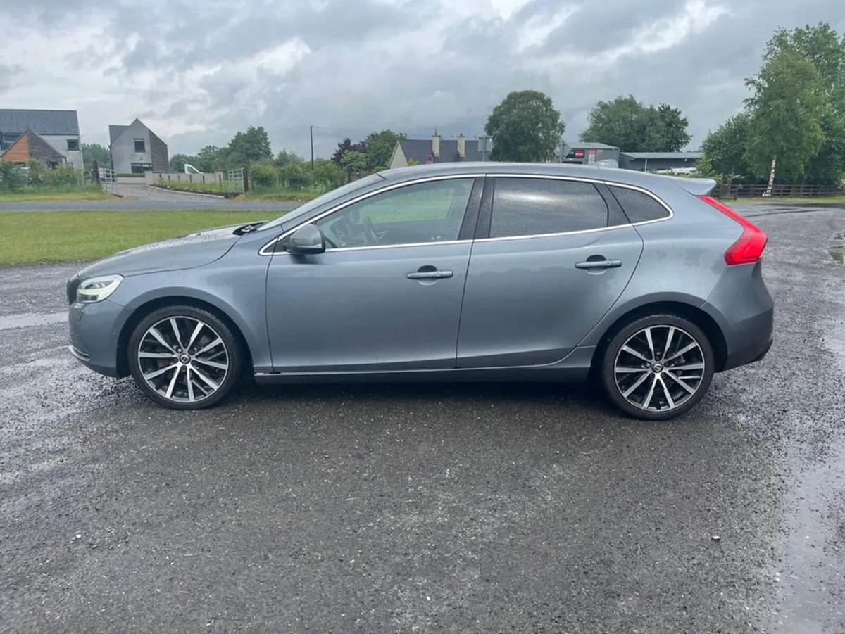Volvo V40 D3 MOMENTUM 150PS 5DR 40 SERIES - Image 4