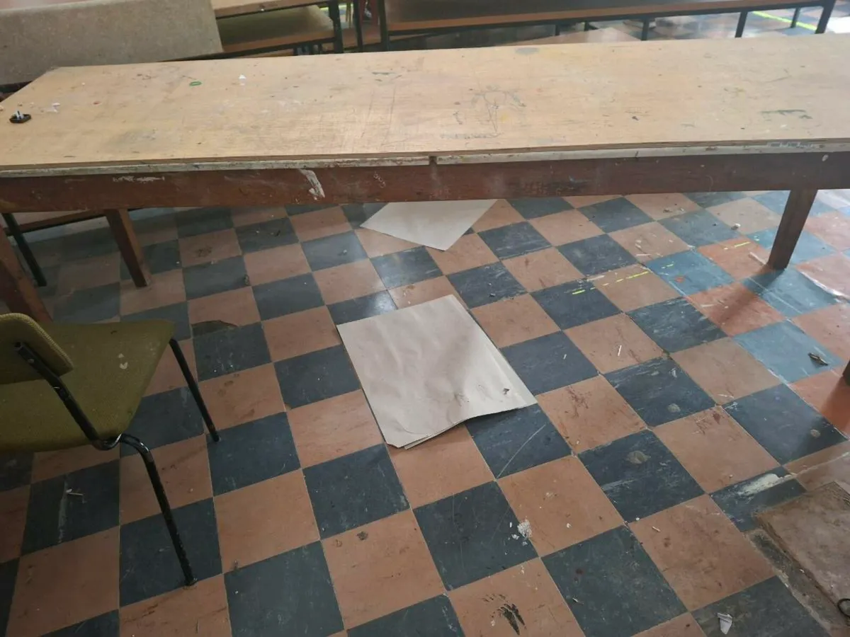 7ft table - Image 2