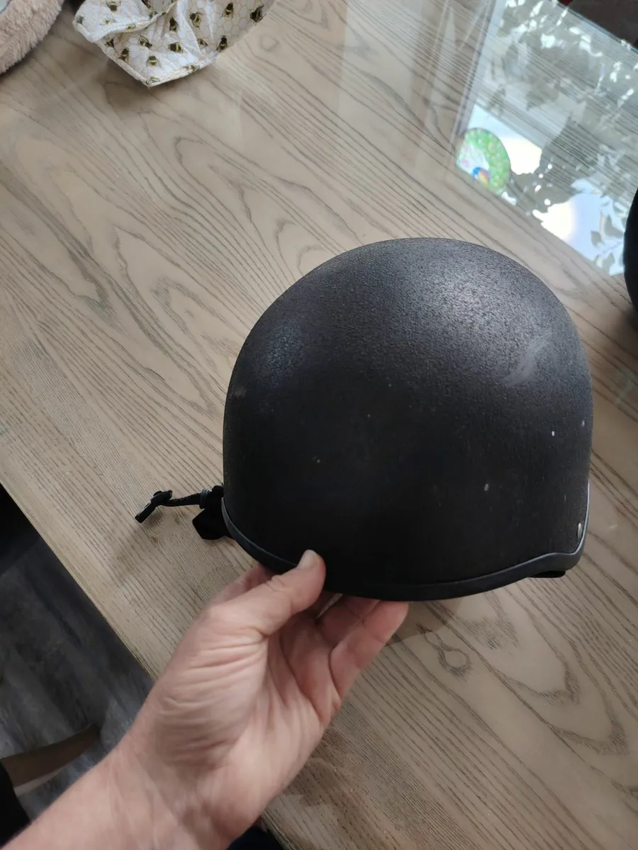 Horse riding helmets - Image 1
