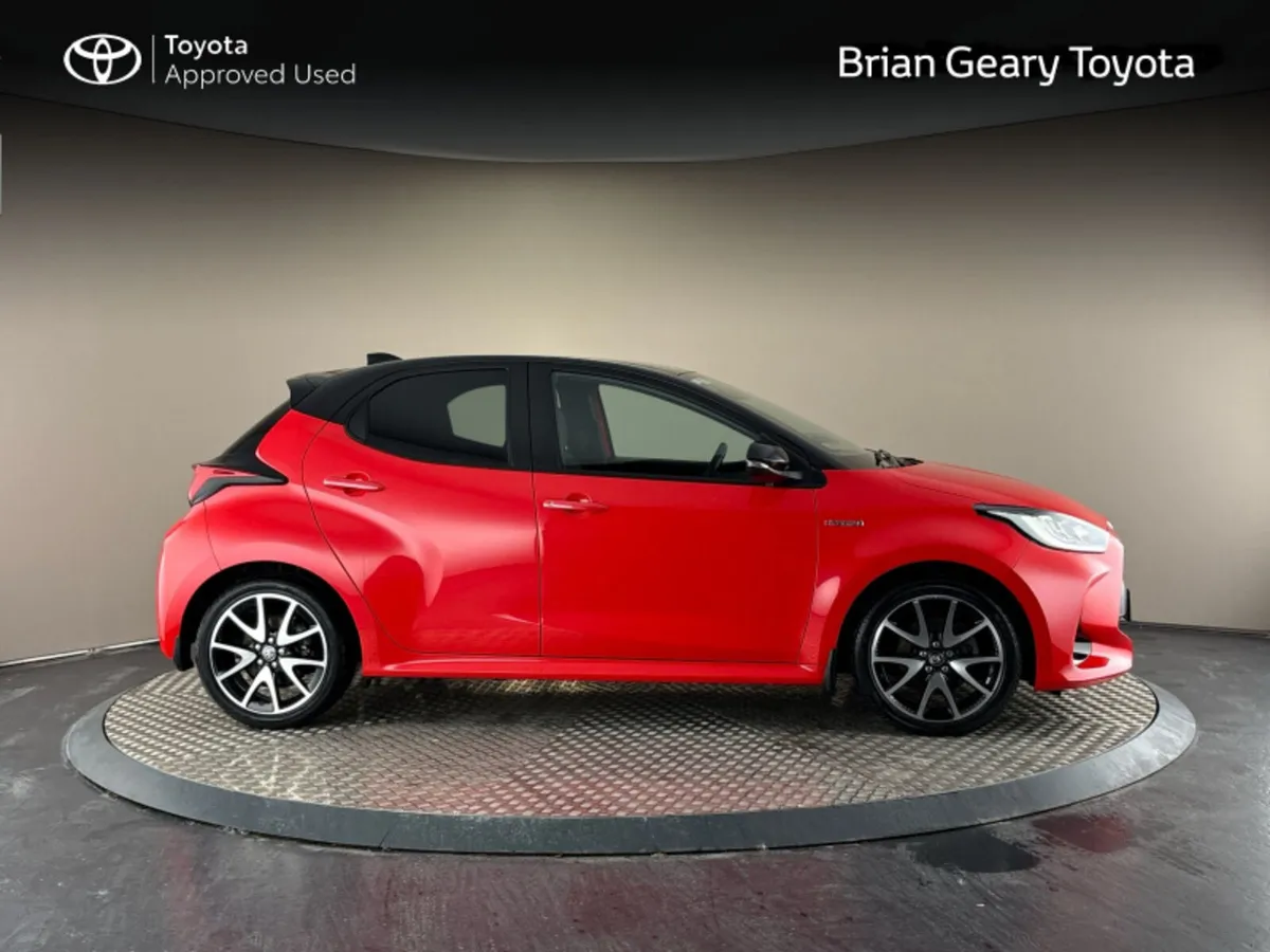 Toyota Yaris HYBRID PREMIER - Image 3