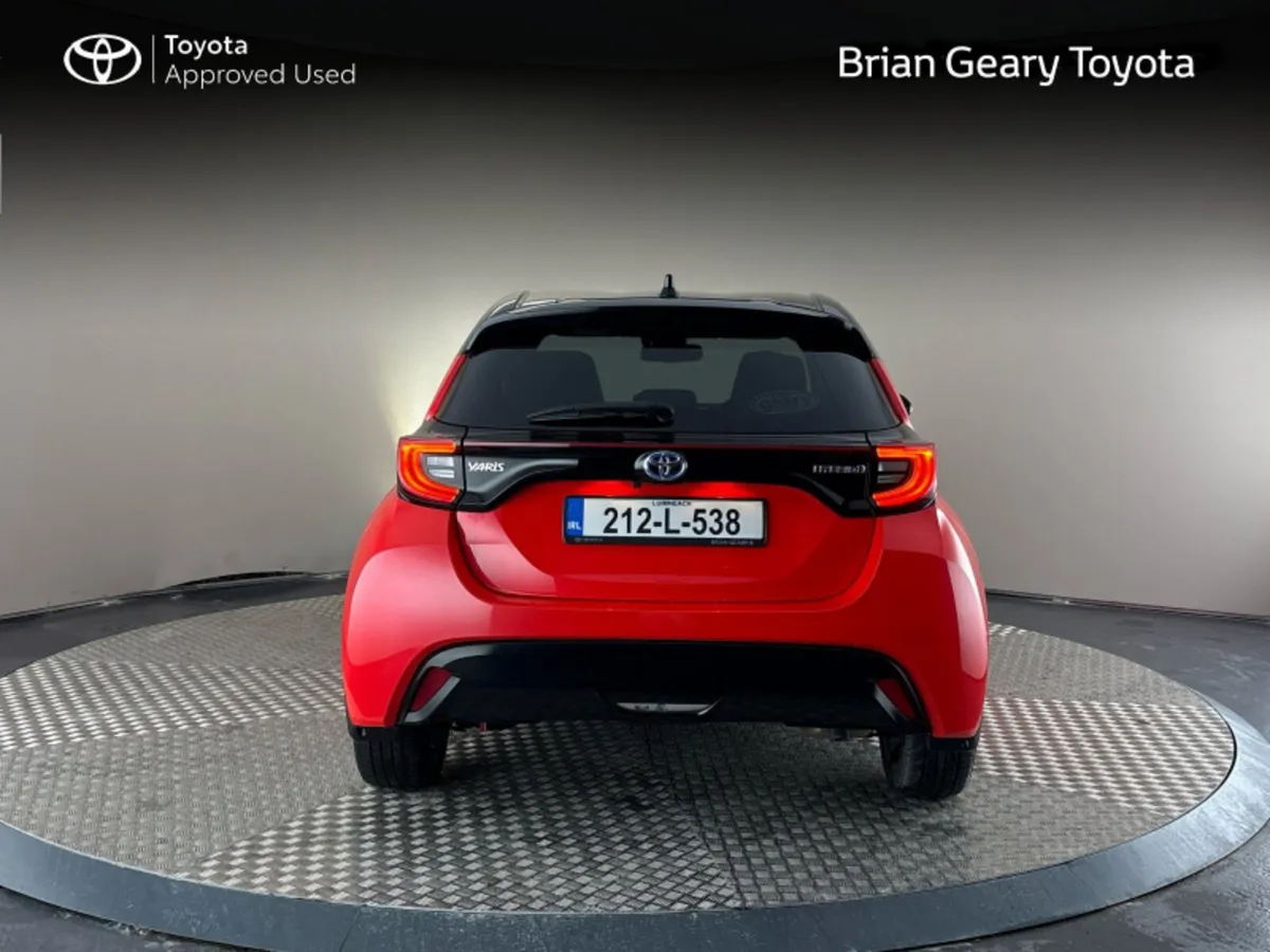 Toyota Yaris HYBRID PREMIER - Image 4