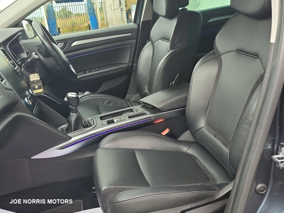Renault Megane SIGNATURE TCE 140 Full Leather - Image 2