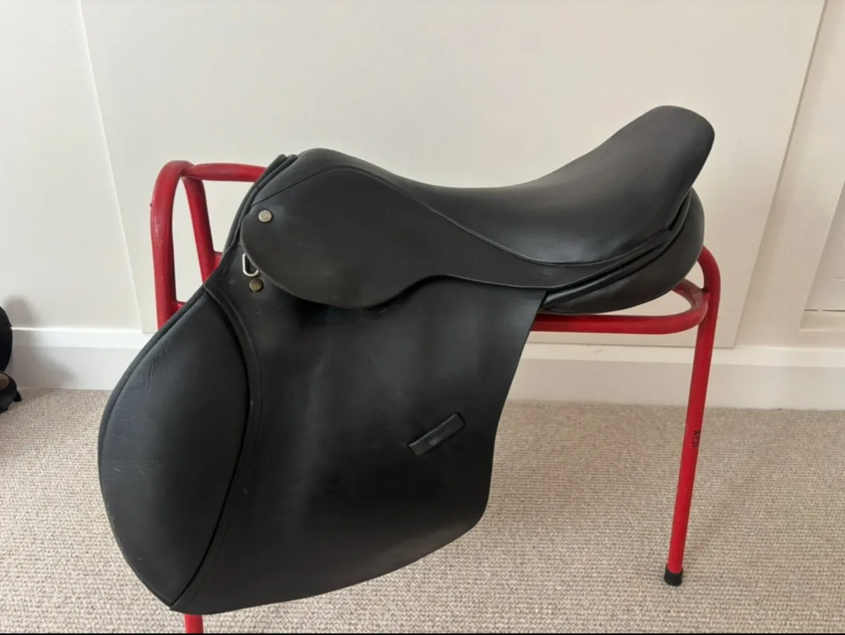 18 Inch Berney International Saddle - Image 1
