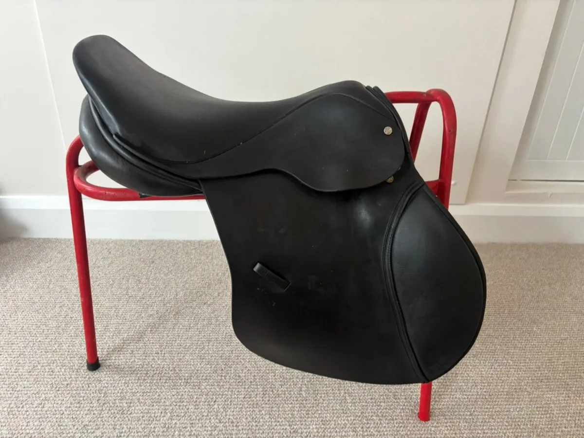 18 Inch Berney International Saddle - Image 3