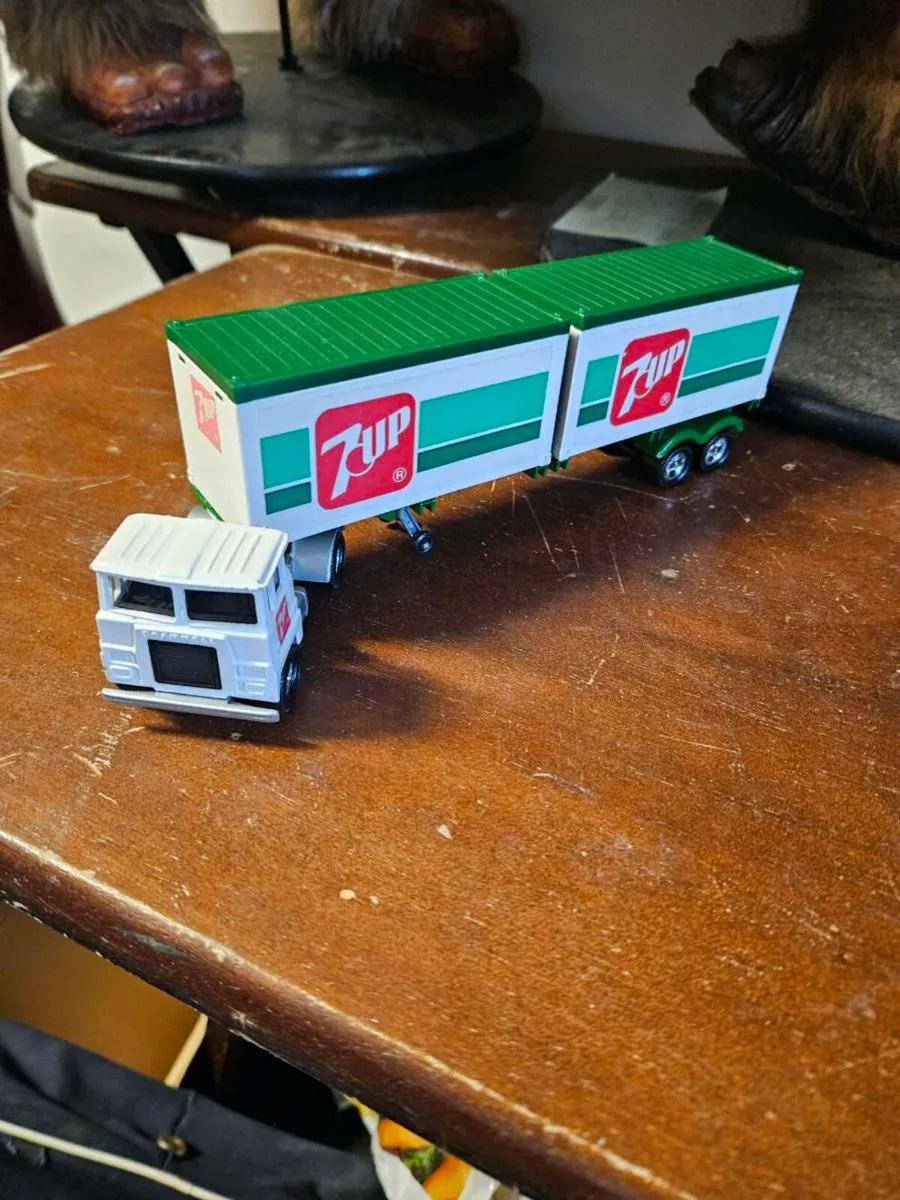 Matchbox Superkings 7UP Truck - Image 1