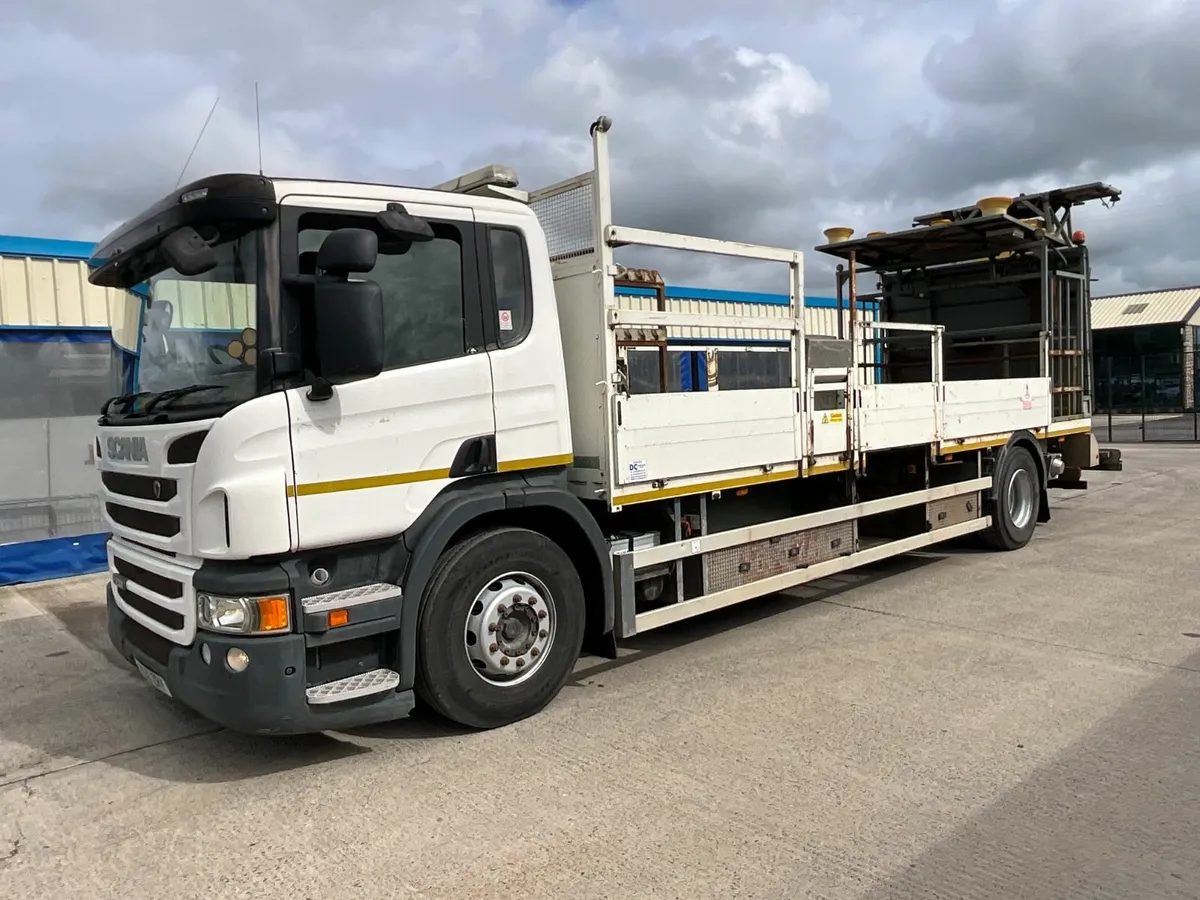 SCANIA P230 4x2 18 TON CRASH CUSHION HIGHWAY LORRY - Image 3