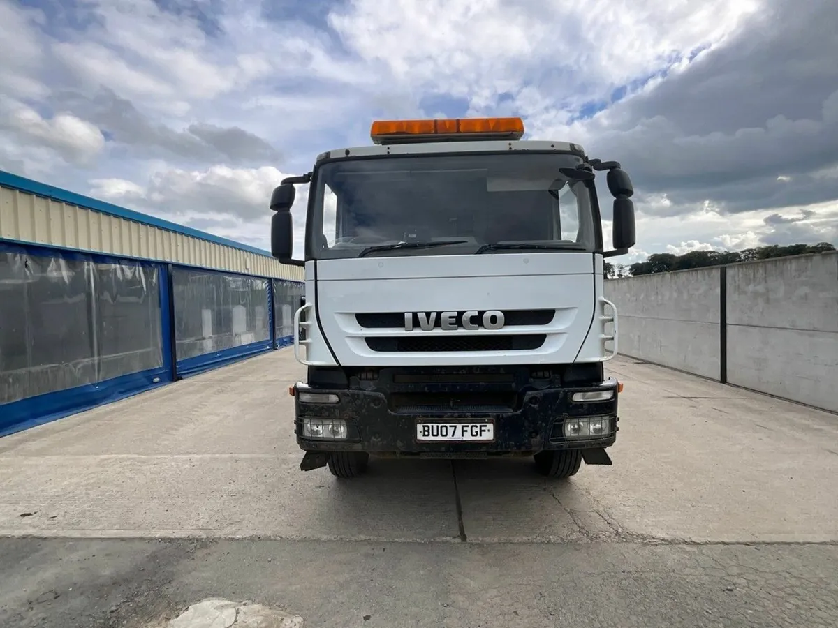 IVECO TRAKKER 330 6x4 26 TON TIPPING GRAB LORRY - Image 4