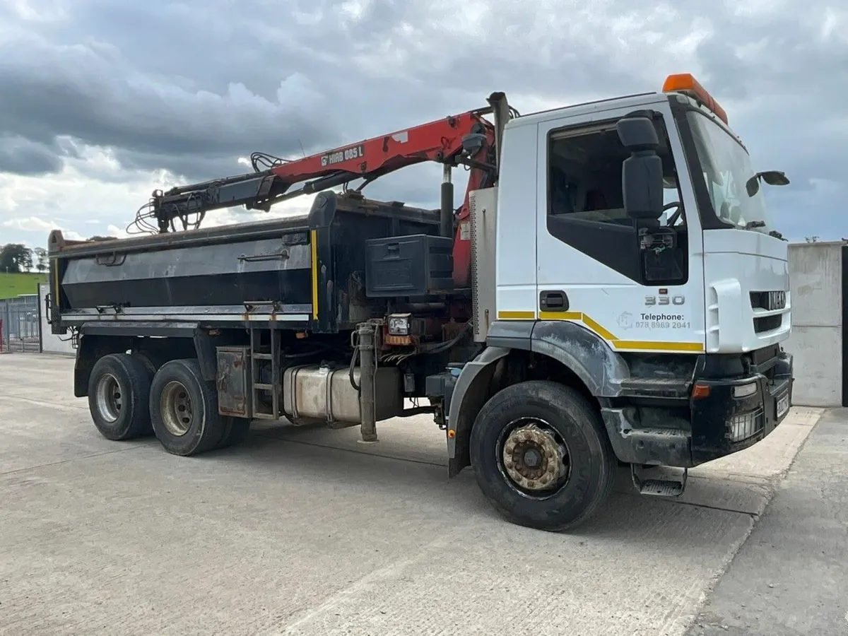 IVECO TRAKKER 330 6x4 26 TON TIPPING GRAB LORRY - Image 1