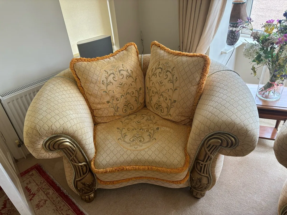 Beautiful Sofa 4 piece set - Image 3