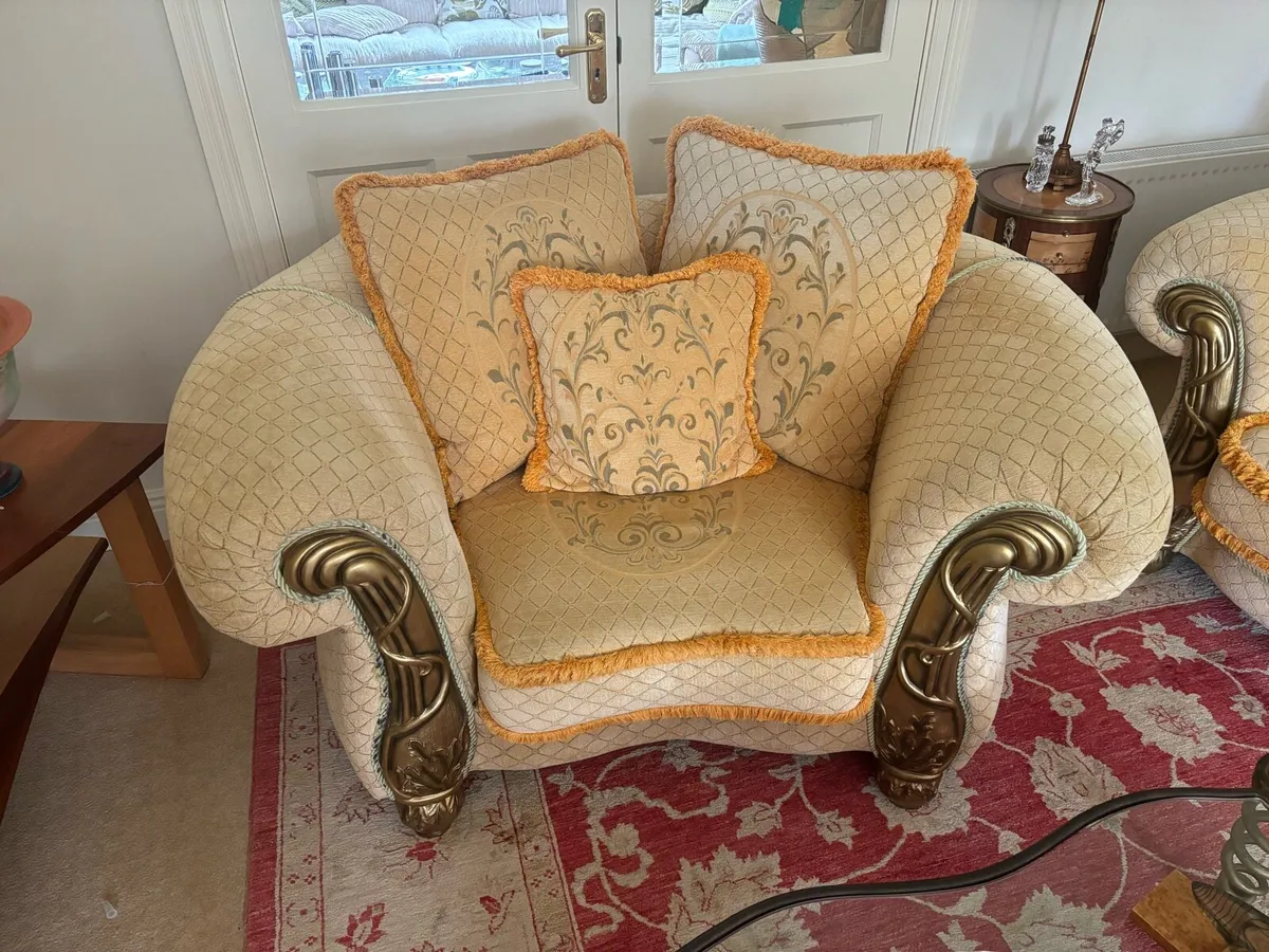 Beautiful Sofa 4 piece set - Image 4