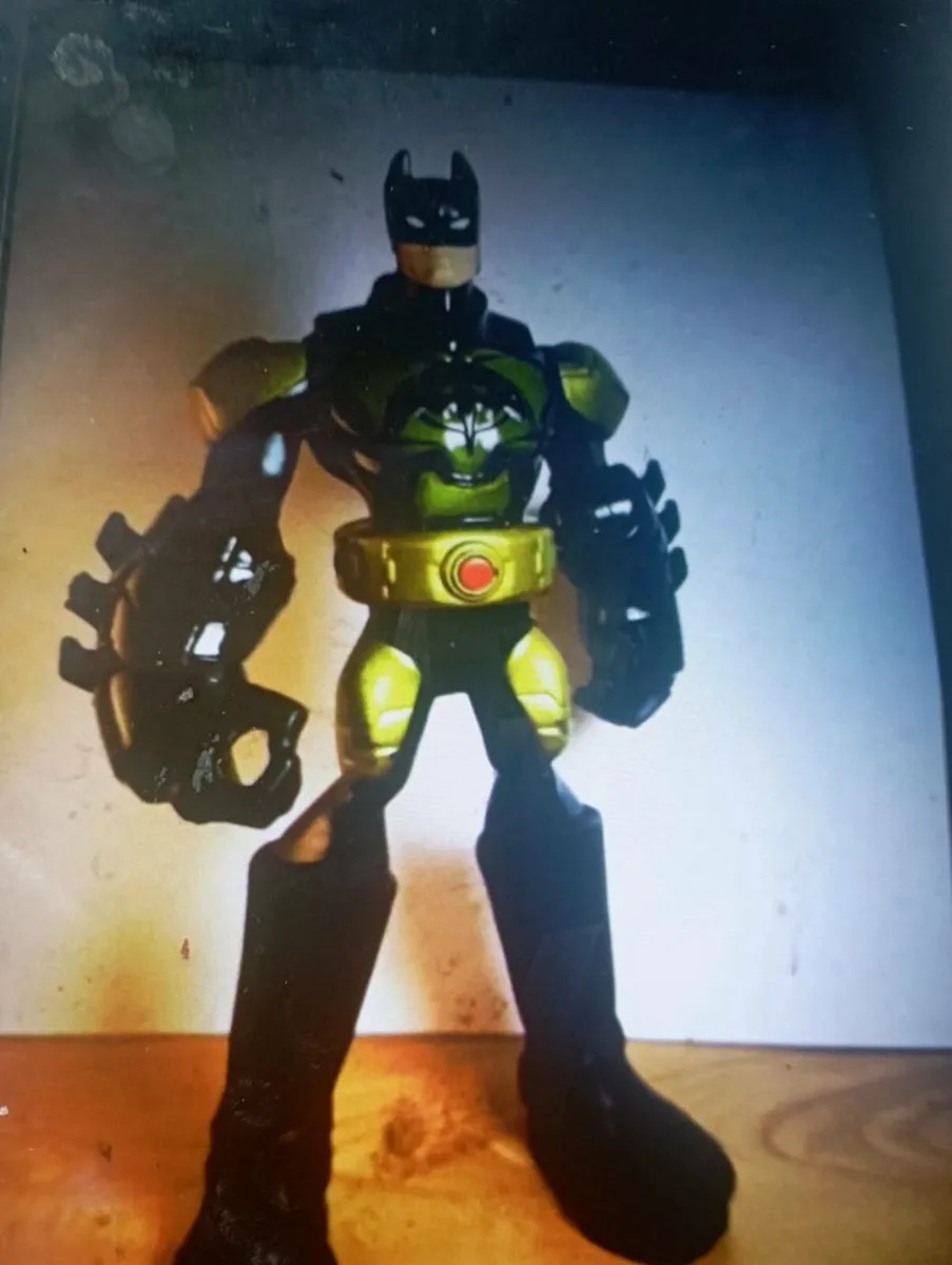 BATMAN 11" ACTION FIGURELIGHTS UP. - Image 1