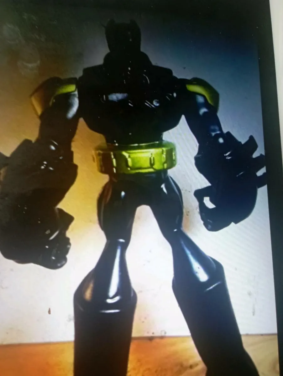 BATMAN 11" ACTION FIGURELIGHTS UP. - Image 3
