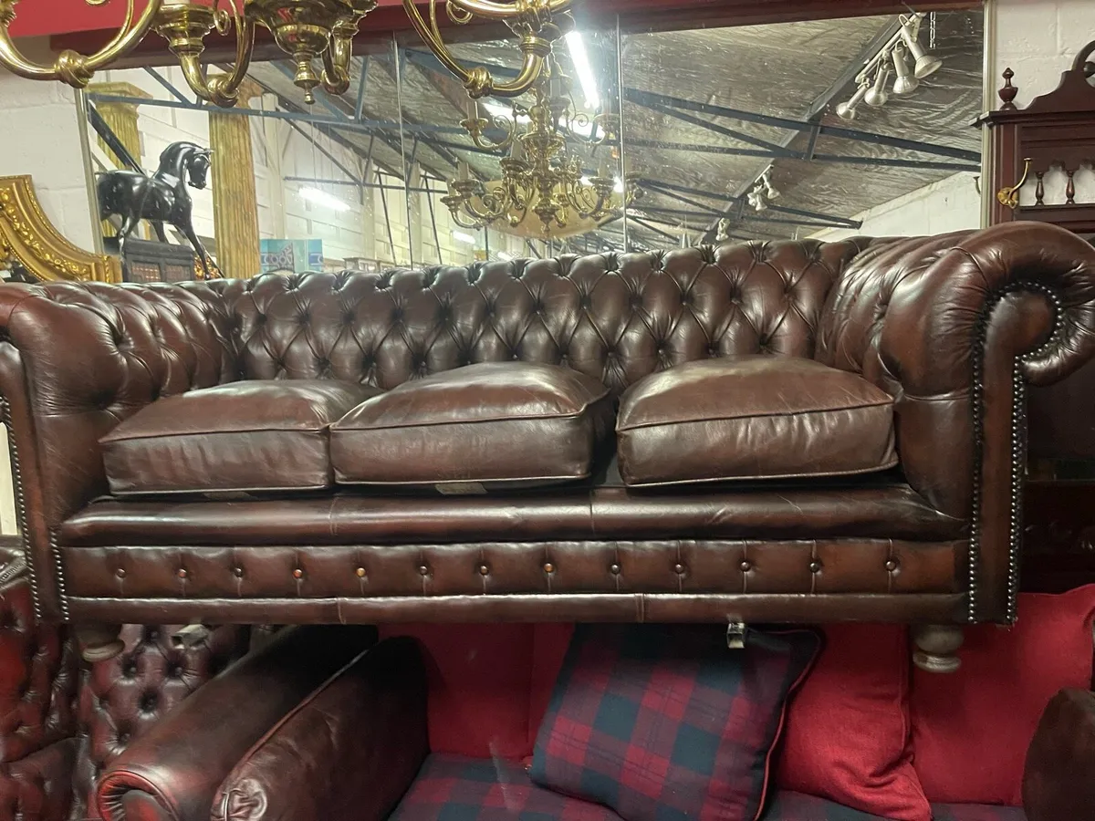 Chocolate brown leather Chesterfield sofa - Image 1
