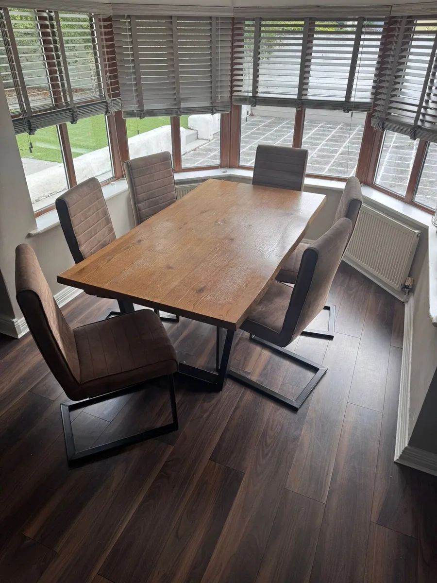 Solid oak wood dining table - Image 1