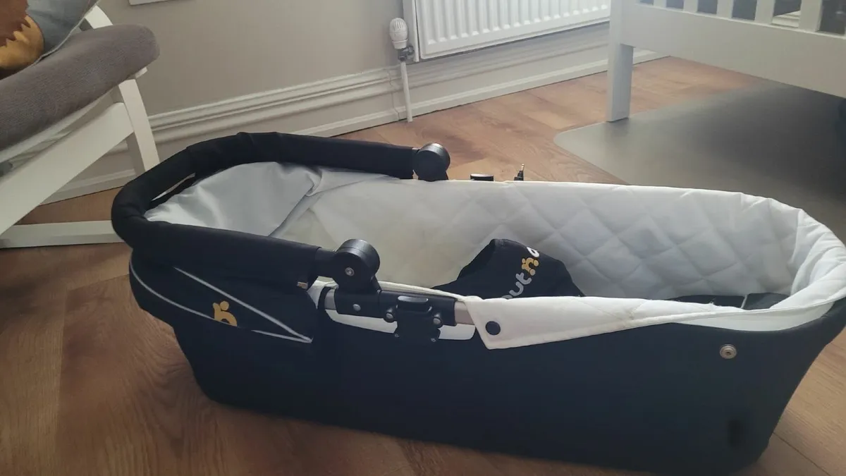 Out and about (double) carrycot and adapter - Image 2