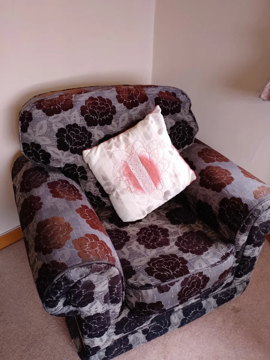Three piece suite - Image 1