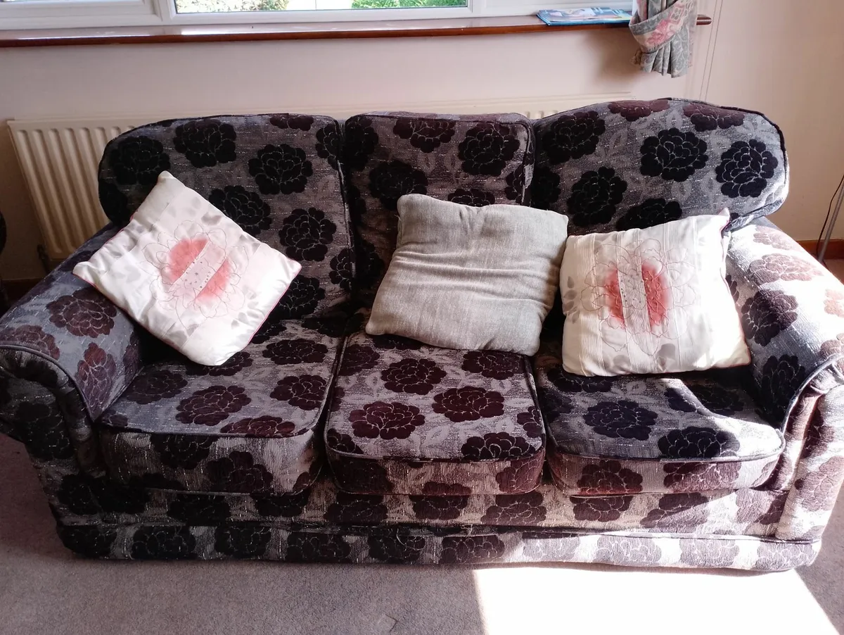 Three piece suite - Image 4