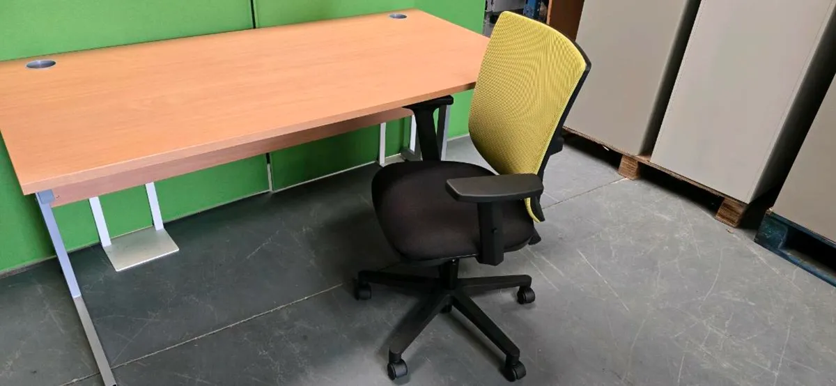 In stock!!!! 40 desks and chairs - Image 3