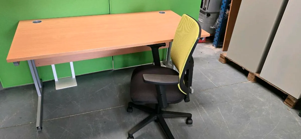 In stock!!!! 40 desks and chairs - Image 4
