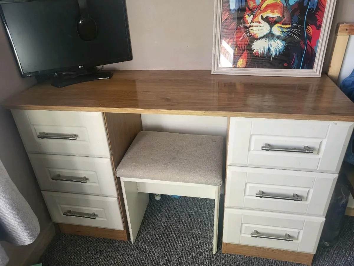 Bedroom furniture set - Image 1
