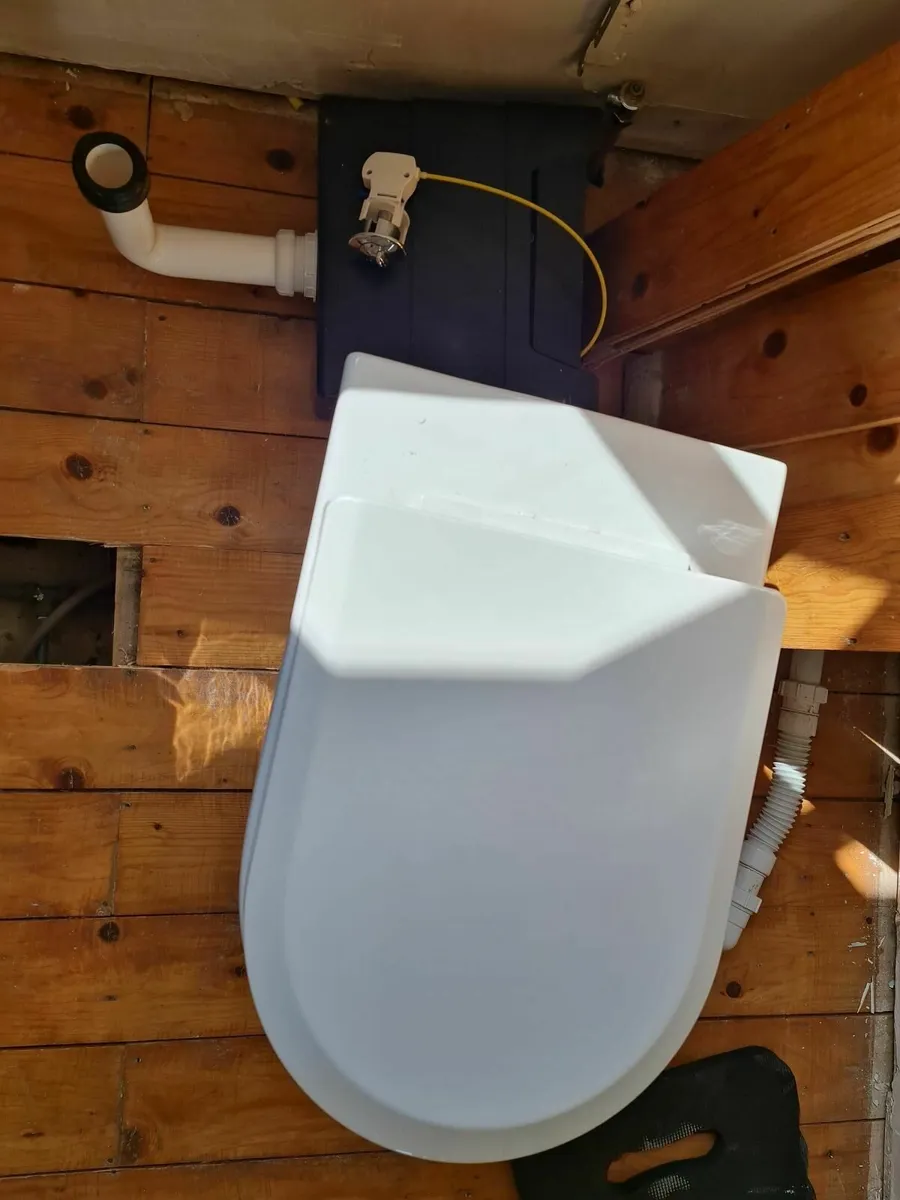 Toilet & concealed cistern - Image 2