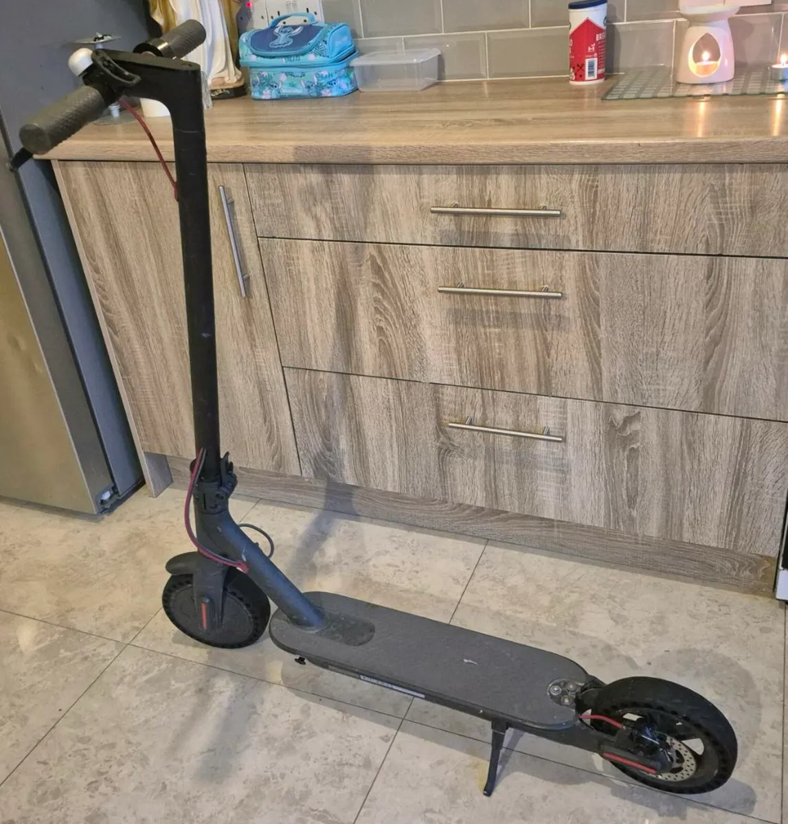 Xiaomi M365 Electric Scooter with charger, excelle - Image 4