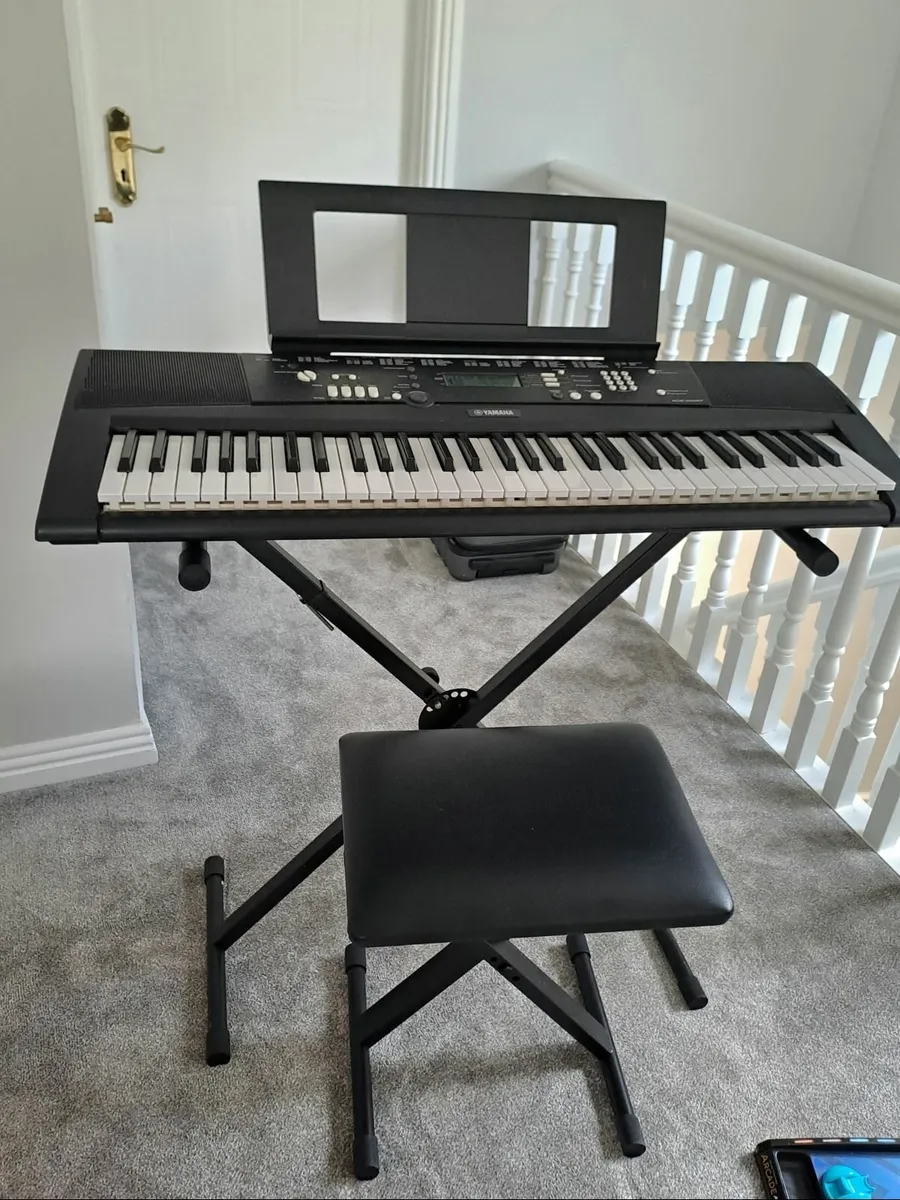 Yamaha EZ 220 keyboard - Image 2