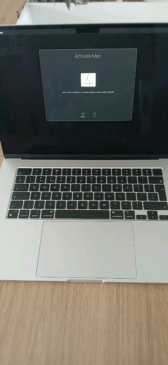 Apple Macbook Air 15-3 - Image 1