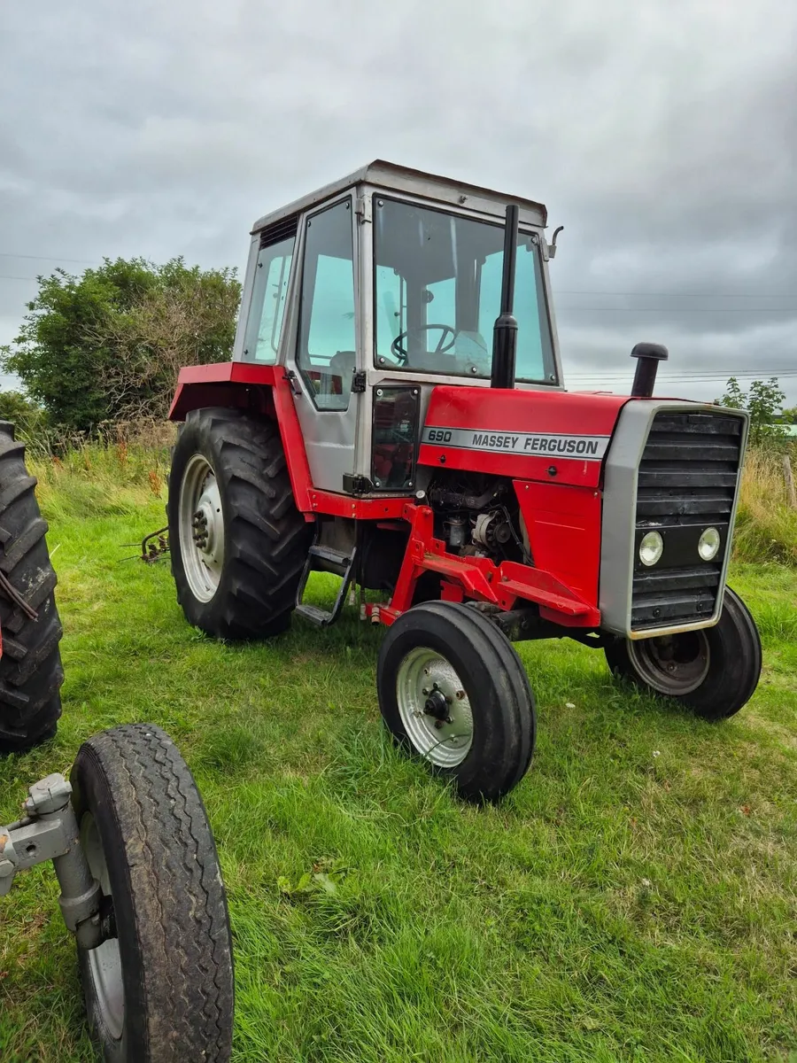 Massey Ferguson 690 with square baler - Image 3