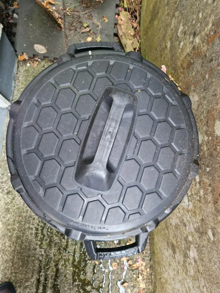 2 feed bins like new - Image 1