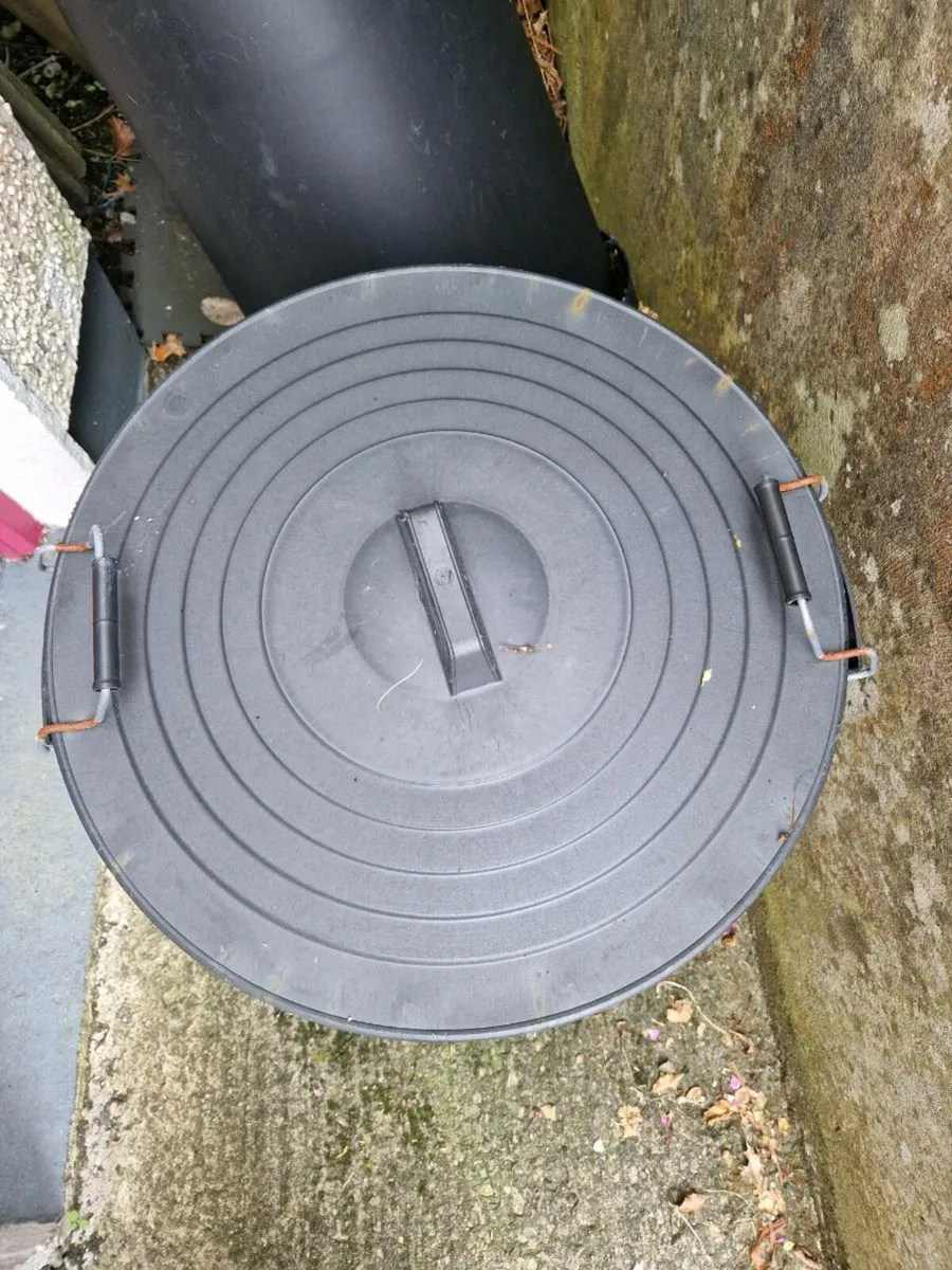 2 feed bins like new - Image 2