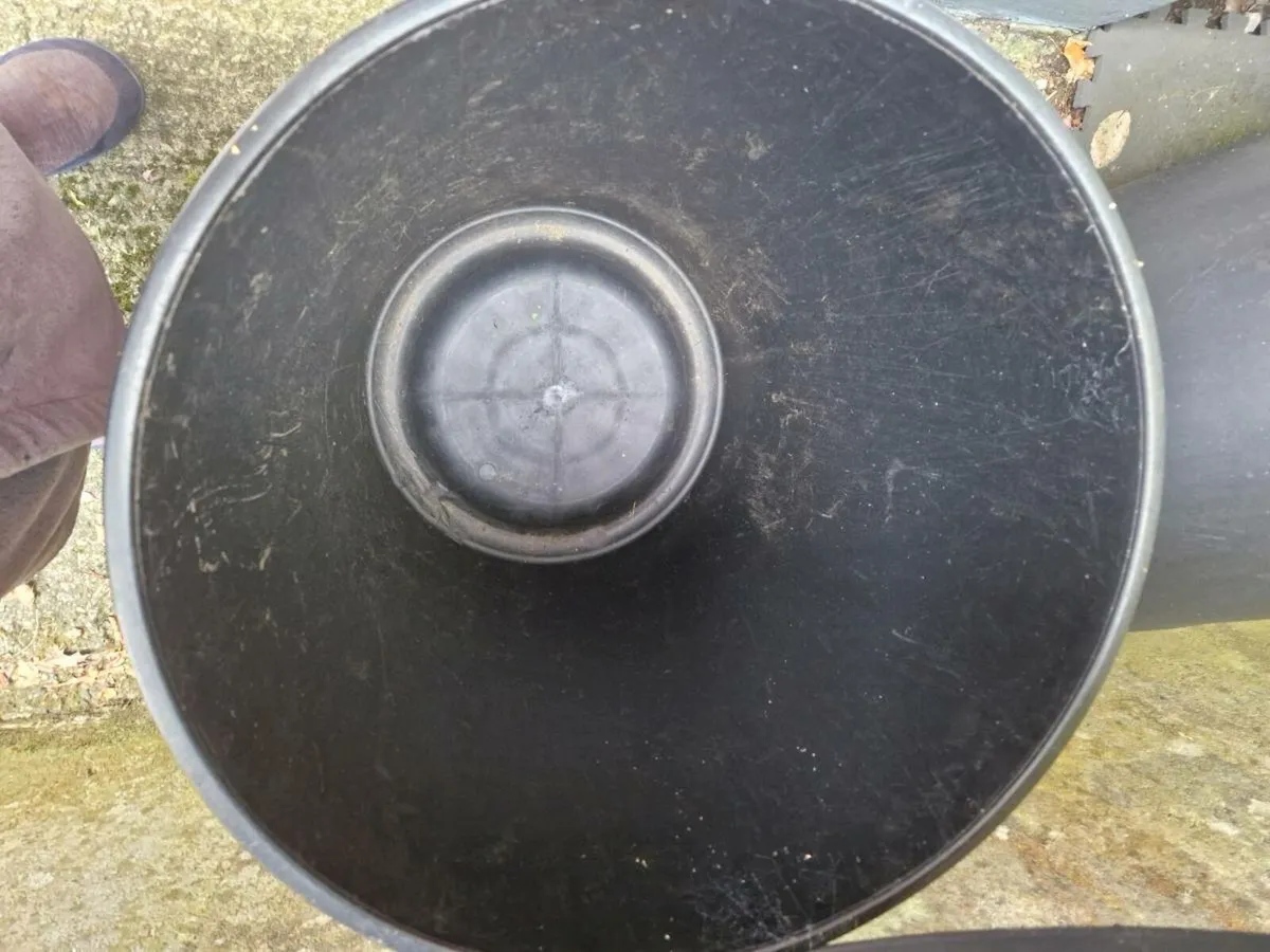 2 feed bins like new - Image 3