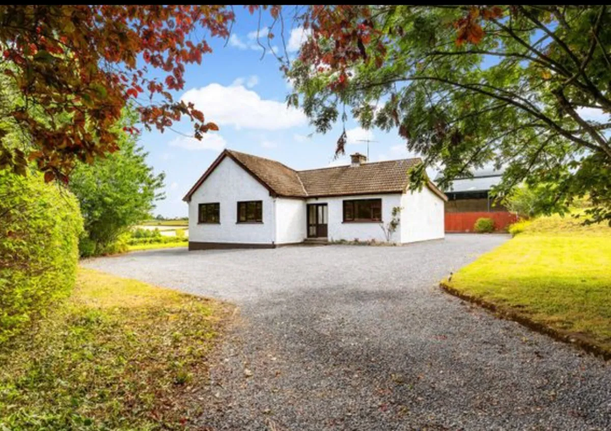 House, Stable Yard and Land for Sale. - Image 2