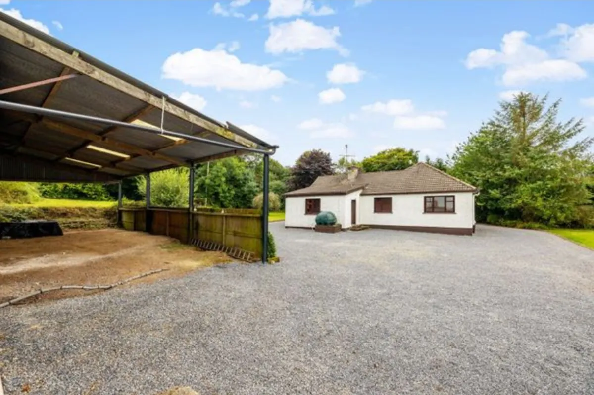 House, Stable Yard and Land for Sale. - Image 3