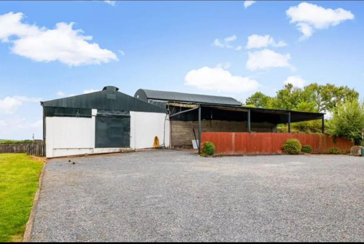 House, Stable Yard and Land for Sale. - Image 4