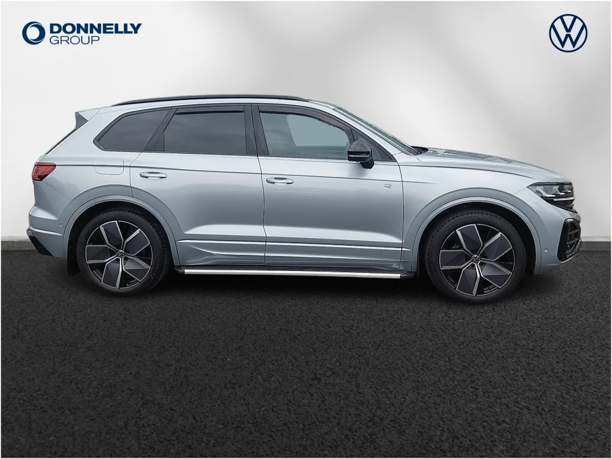 Volkswagen Touareg Diesel Estate Black Edition - Image 4
