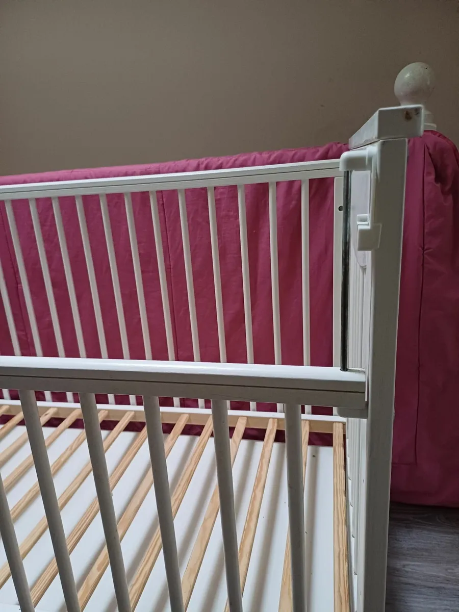 Rocking cot with adjustable side & changing unit - Image 2