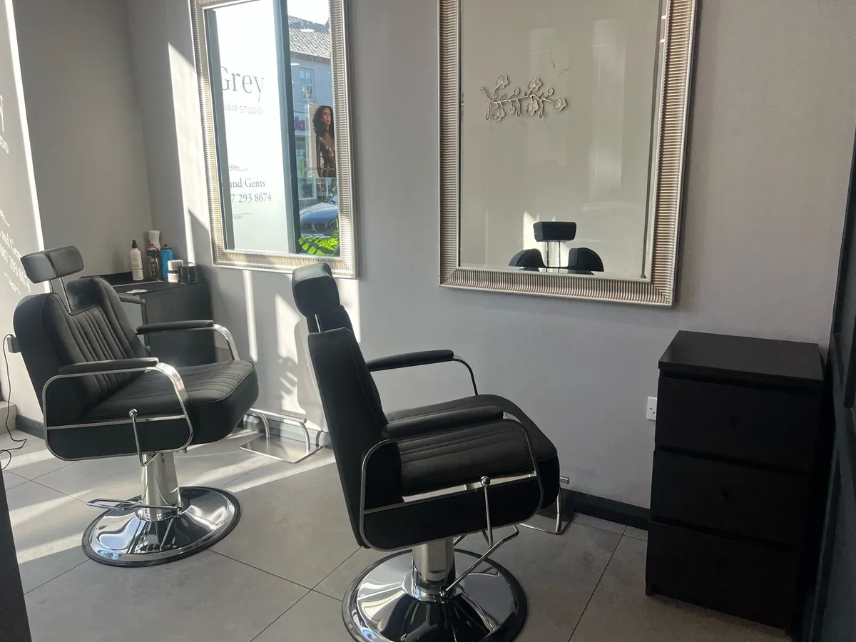 2 barber chairs, 2 mirrors and 2 chest of drawers - Image 1