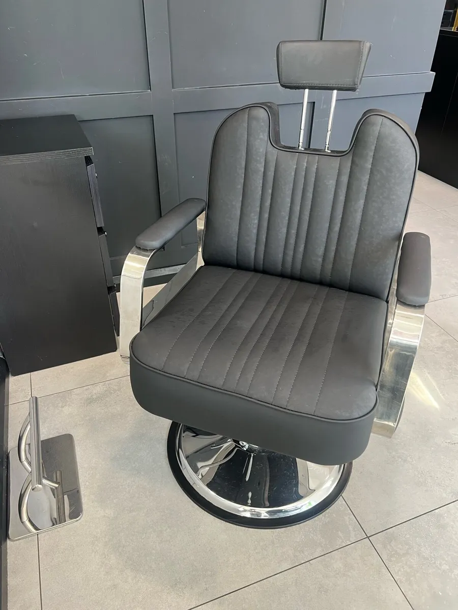 2 barber chairs, 2 mirrors and 2 chest of drawers - Image 2