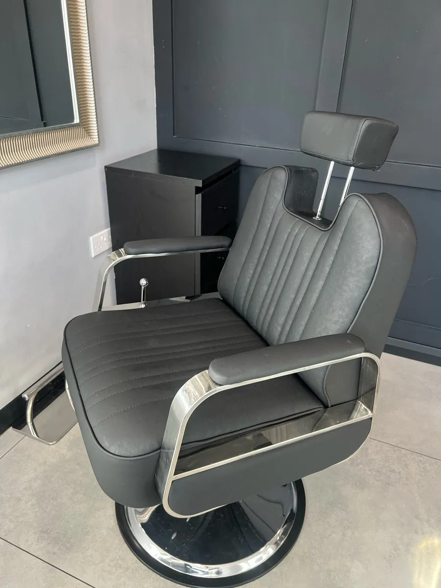 2 barber chairs, 2 mirrors and 2 chest of drawers - Image 3
