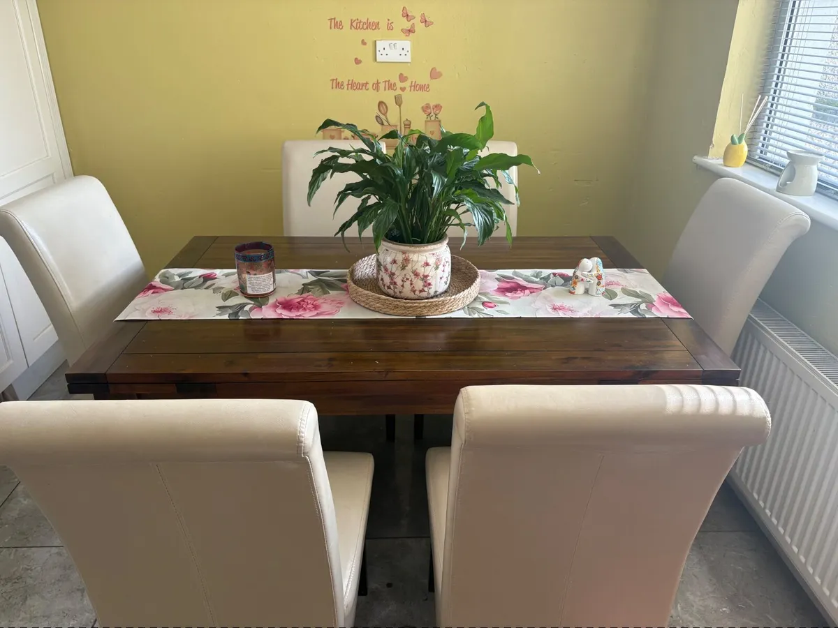 Table and chairs - Image 1