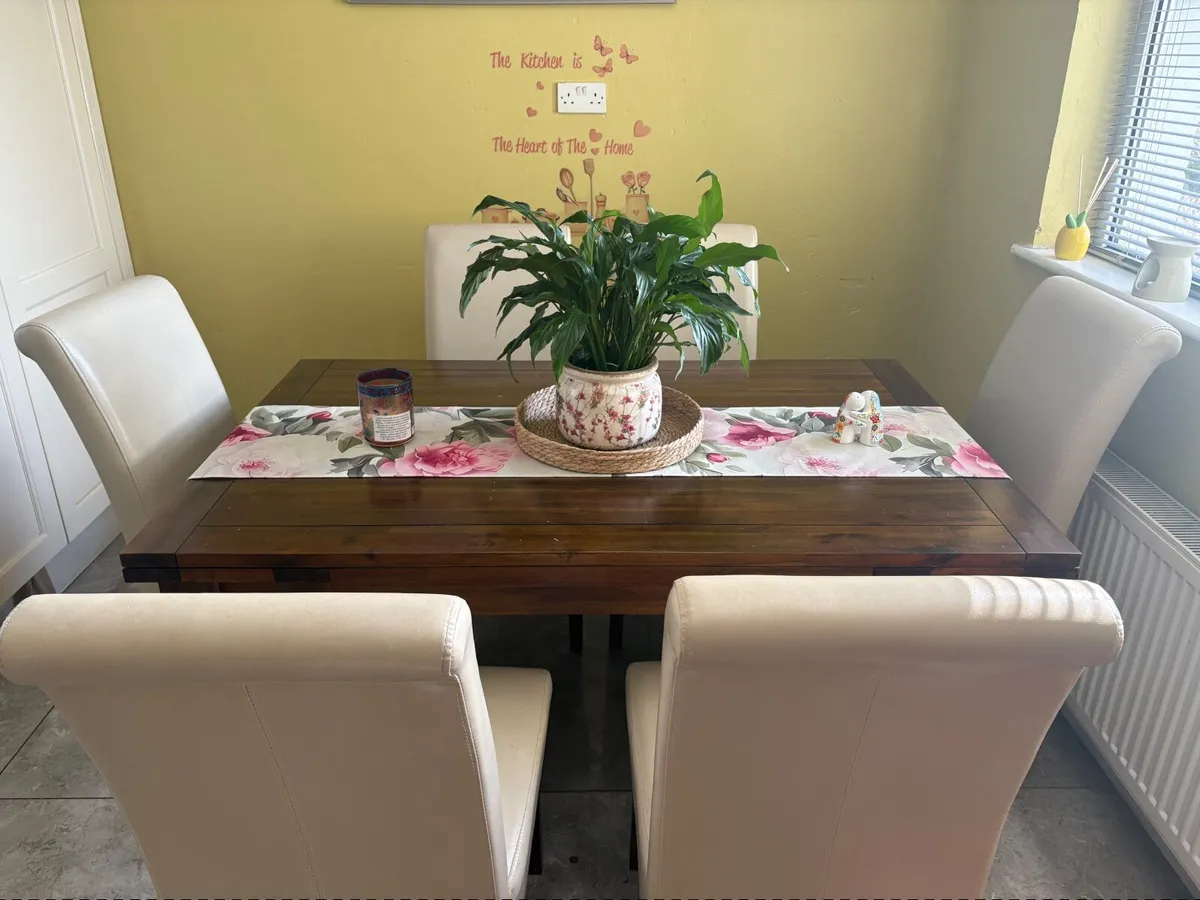 Table and chairs - Image 2