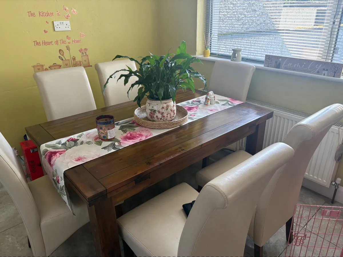 Table and chairs - Image 3