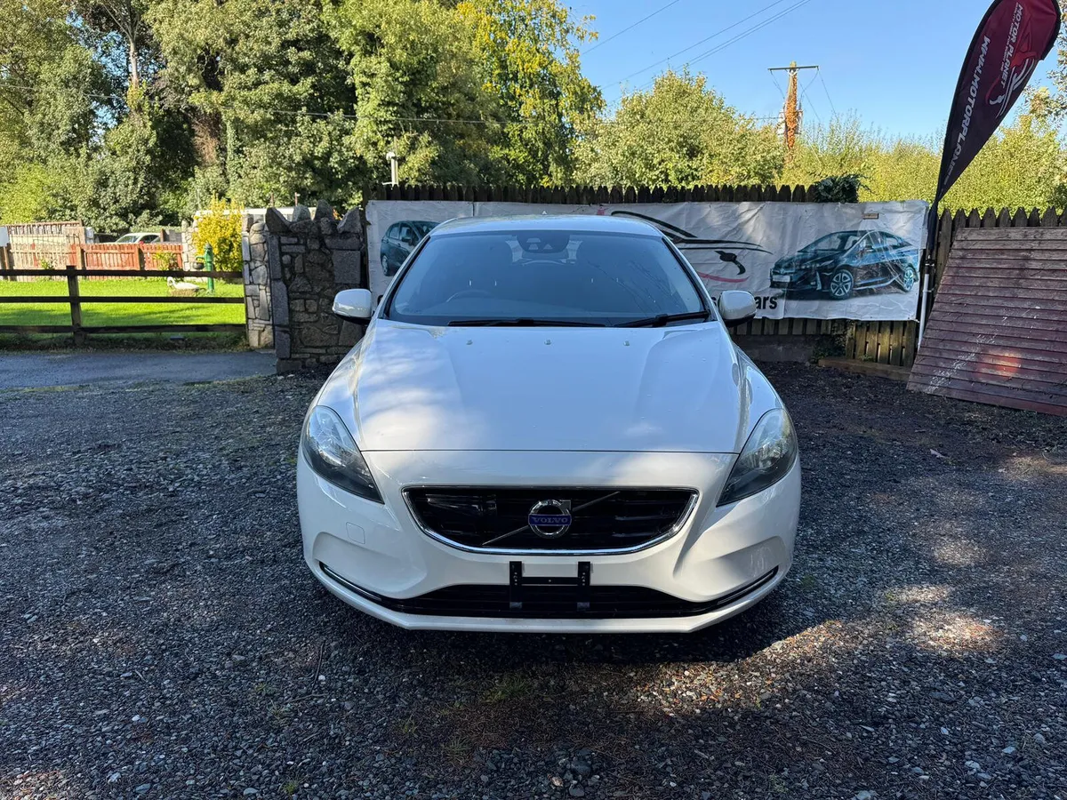 Volvo V40  2014 automatic - Image 2