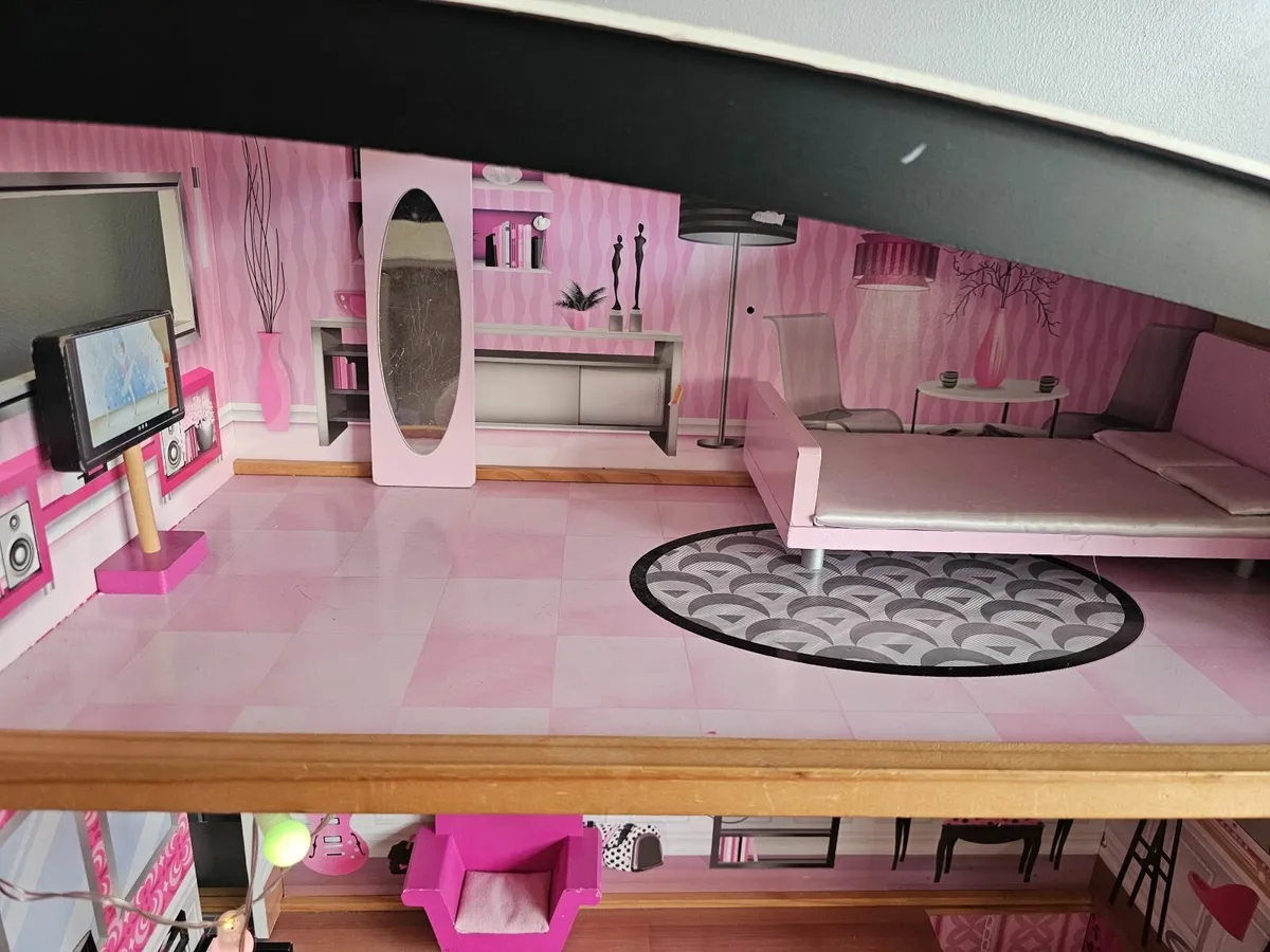 Doll house - Image 1
