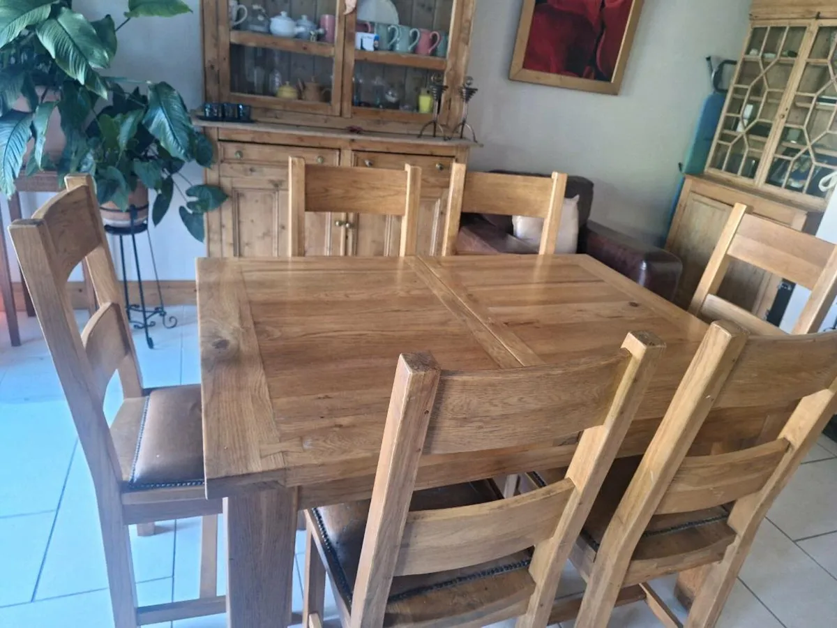 Table and chairs - Image 1