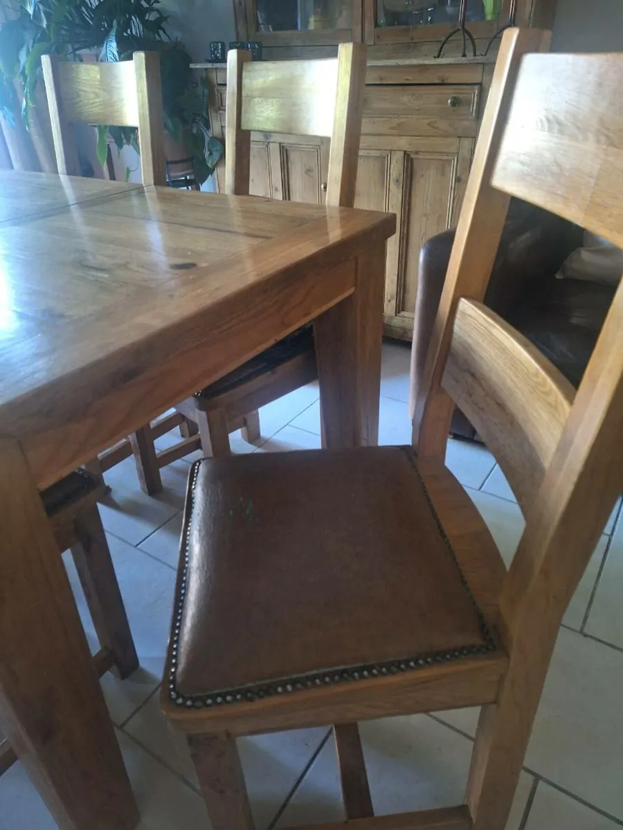 Table and chairs - Image 2