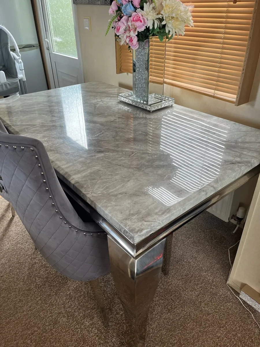 Kitchen table and three chairs - Image 1