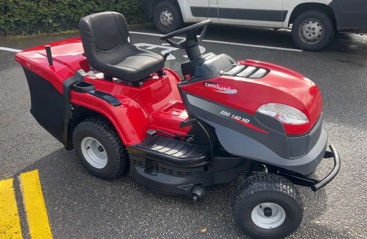 Castlegarden XDC140 HD Ride on Tractor Mower - Image 2