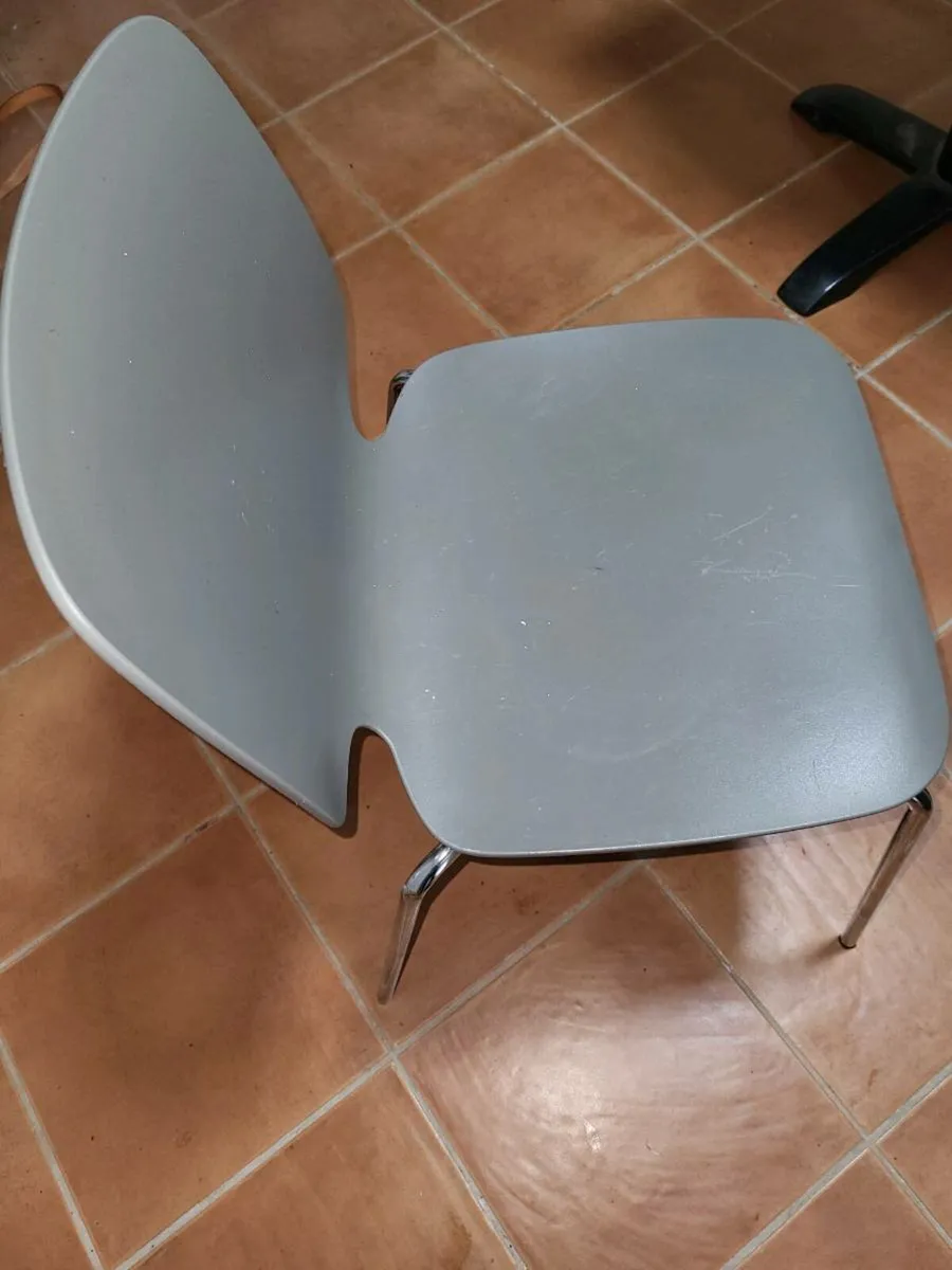 Pedaling babila stacking chairs - Image 2
